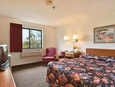 Hotel Super 8 By Wyndham Augusta Exterior foto